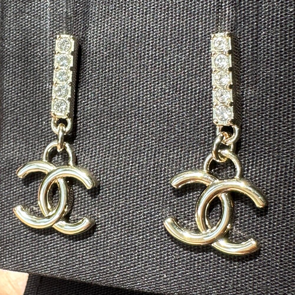2024P CHANEL GOLD TONE CC LOGO WHITE CRYSTALS DANGLE EARRINGS - Picture 15 of 16